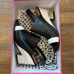 Isaac Mizrahi Bolt Black & White Leather Wedge Sandals (Size 7.5M)
